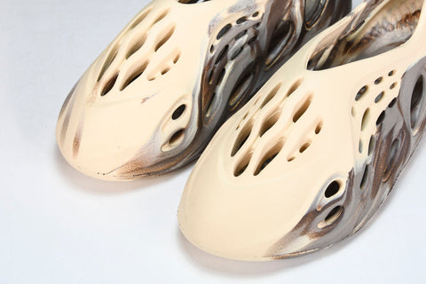 Yzy Foam RNNR 'MX Cream Clay'